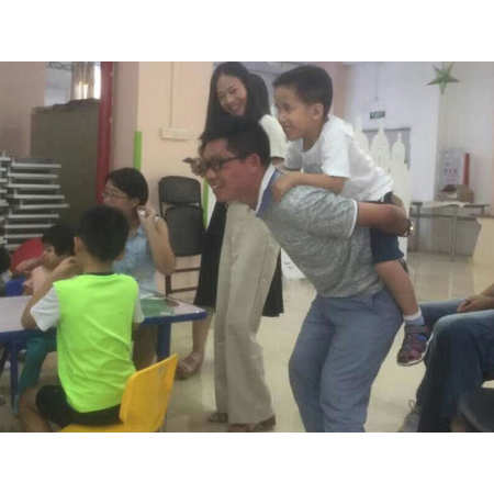 公司組織關愛留守兒童公益活動照片
