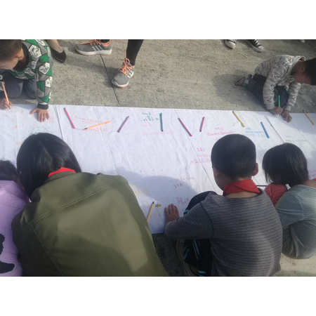 公司組織關愛留守兒童公益活動照片