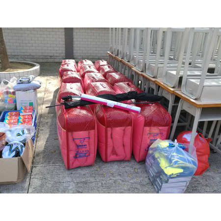 公司組織關愛留守兒童公益活動照片